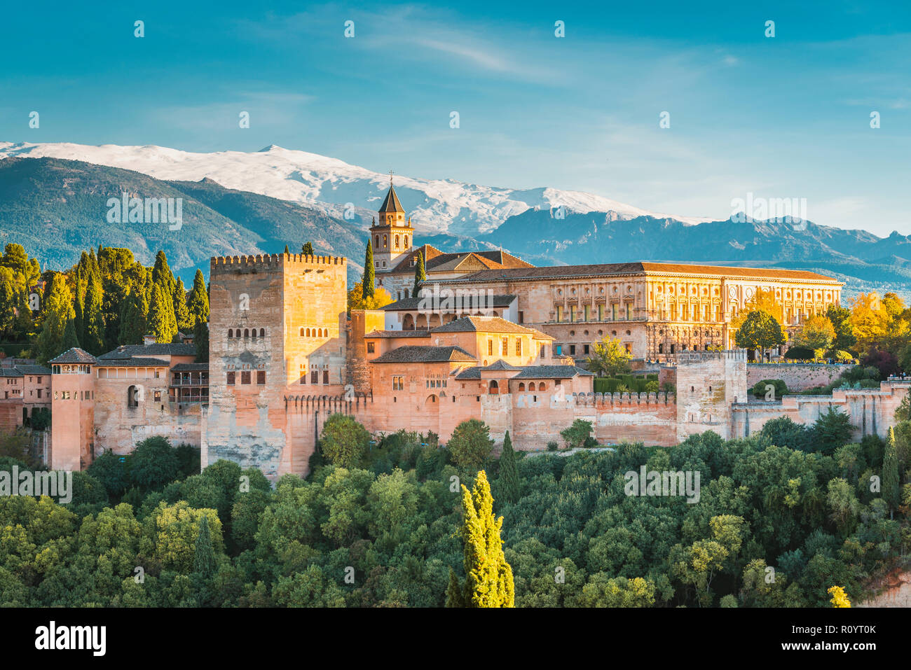 Alhambra. Palazzi Nazaries e Palazzo di Carlo V Dal Mirador de San Nicolas. Granada, Andalusia, l'Europa. Foto Stock