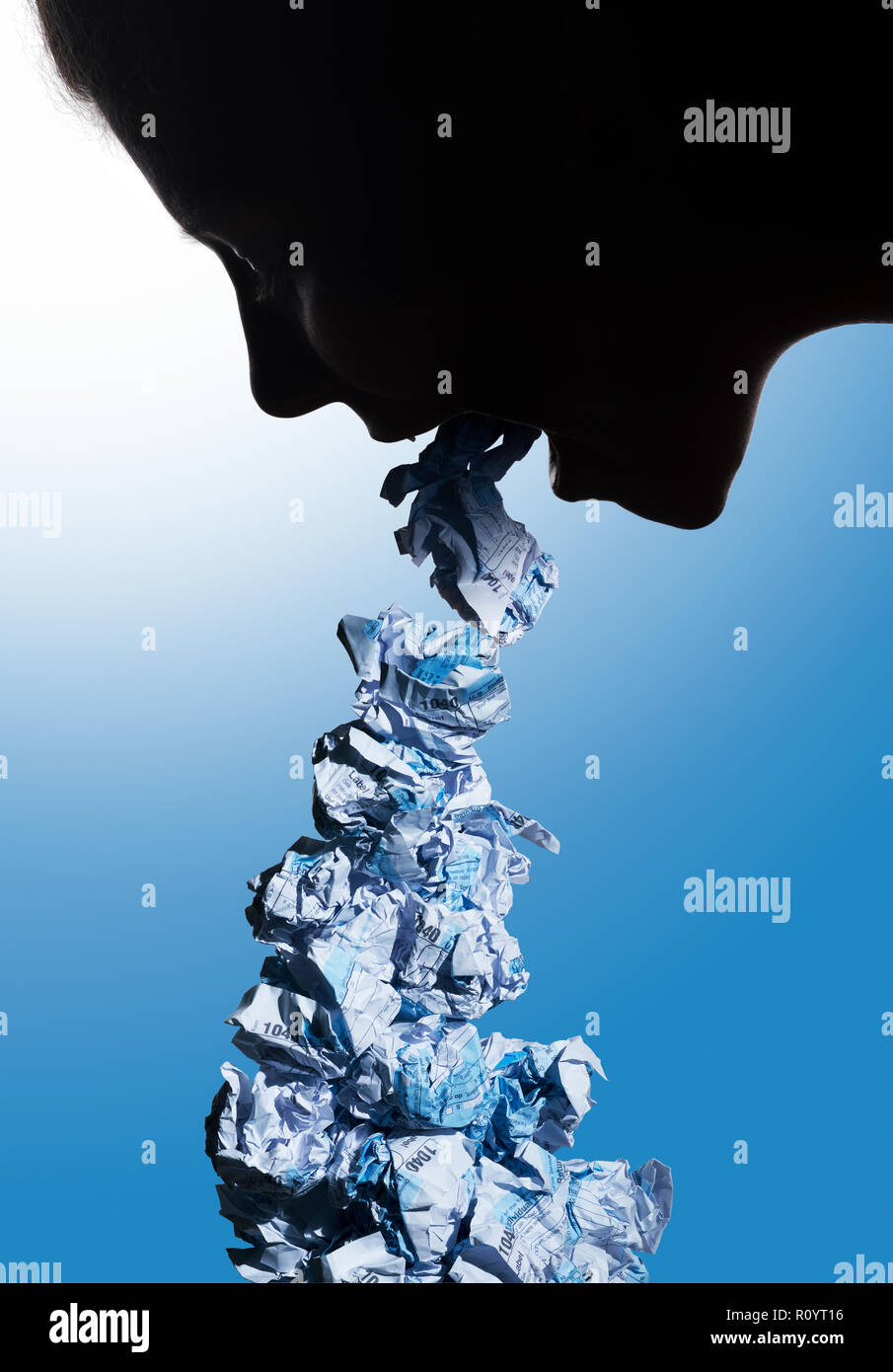 Profilo di donna regurgitating accartocciata 1040 moduli fiscali, contro sfondo blu, studio shot Foto Stock