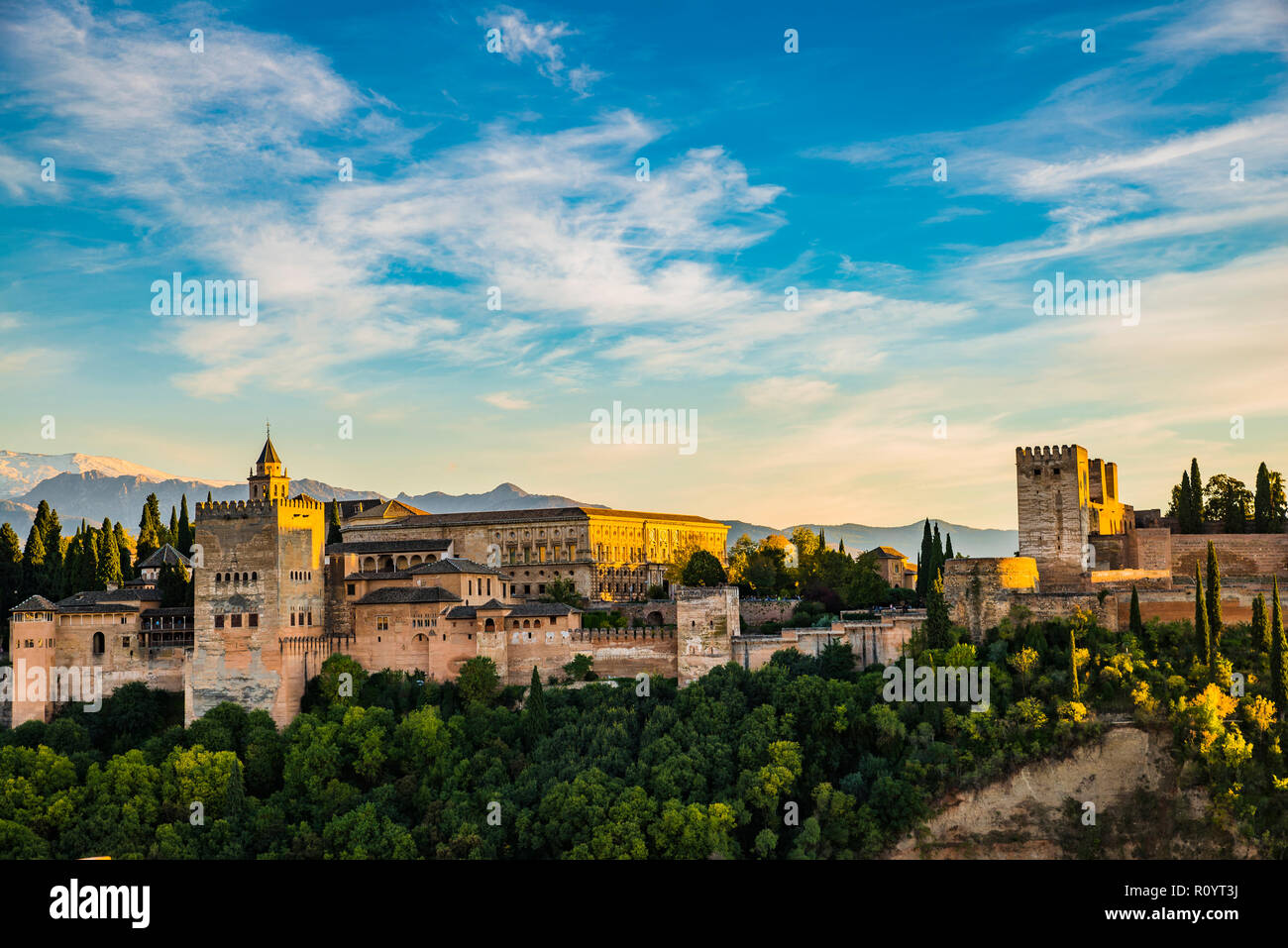 Panorama dell'Alhambra dal Mirador de San Nicolas. Da sinistra a destra: Nazaries palazzi, Palazzo di Carlo V. Granada, Andalusia, Spagna Foto Stock