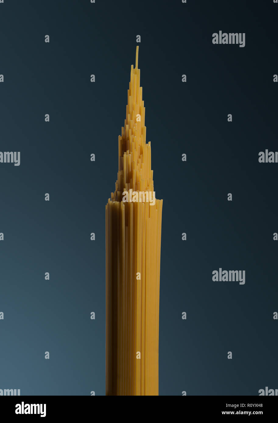 Mazzetto di materie non cotti spaghetti a forma di torre aguzza struttura, Empire State Building Foto Stock