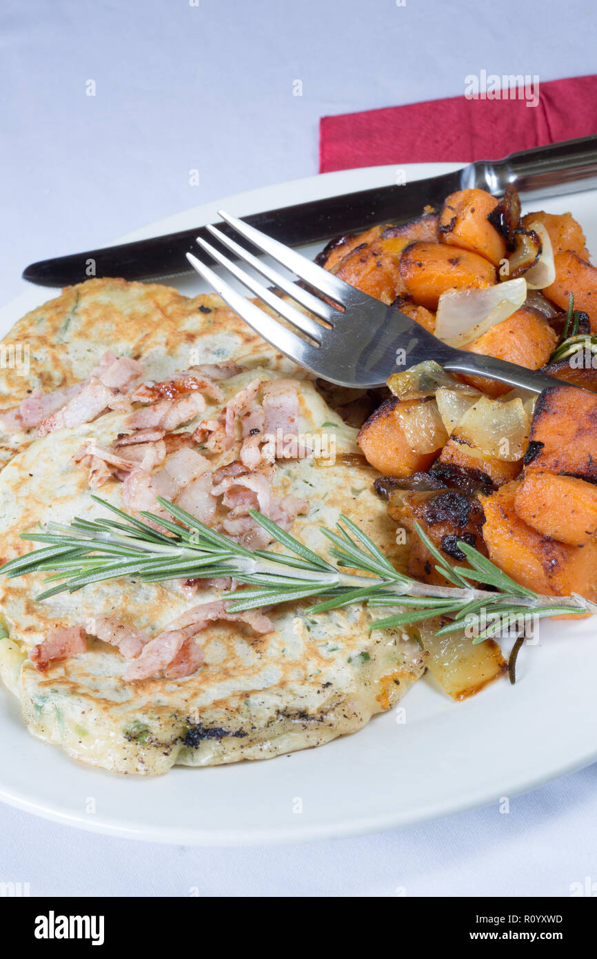 Sapido/formaggi saporiti e pancetta scones caduta servita con forno Arrosto di patata dolce e cipolla. Foto Stock