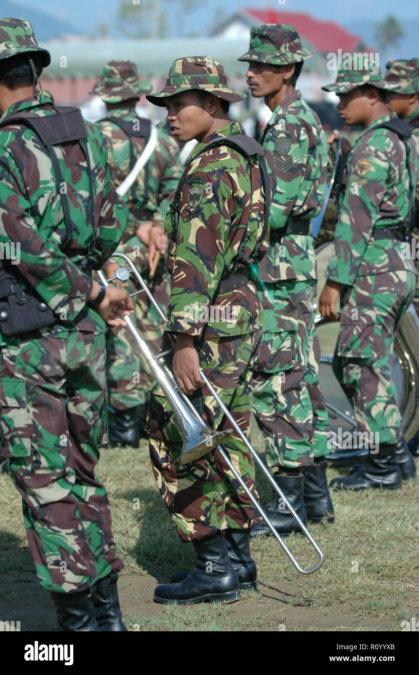 Banda Aceh, Indonesia - Agosto 16, 2005: Indonesia militari di marching band all'Indipendenza Indonesiana giorno celebrazione presso Blangpadang, banda aceh Foto Stock