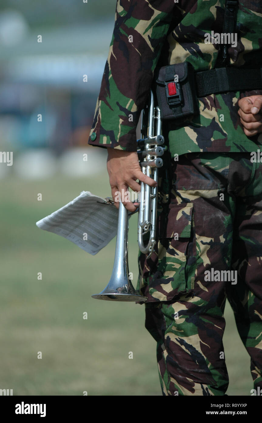 Banda Aceh, Indonesia - Agosto 16, 2005: Indonesia militari di marching band all'Indipendenza Indonesiana giorno celebrazione presso Blangpadang, banda aceh Foto Stock