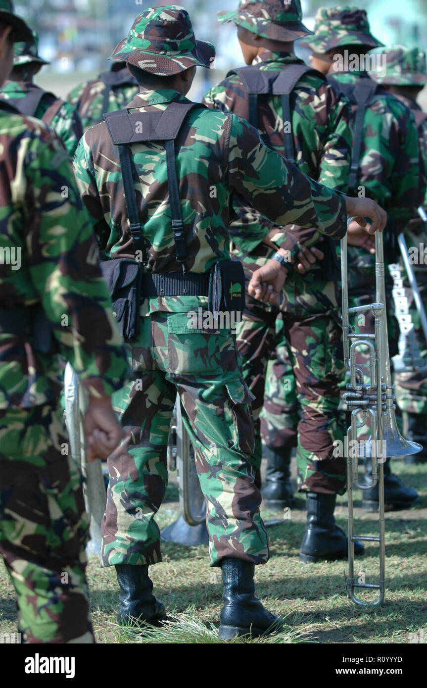 Banda Aceh, Indonesia - Agosto 16, 2005: Indonesia militari di marching band all'Indipendenza Indonesiana giorno celebrazione presso Blangpadang, banda aceh Foto Stock