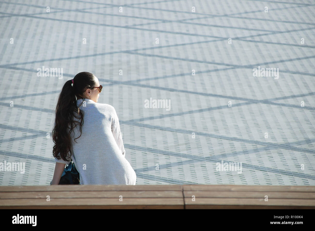 Novosibirsk 07-31-2018. Ragazza solitaria su una panchina nel parco. Foto Stock