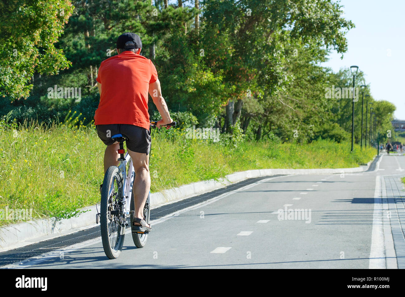 Novosibirsk 07-31-2018. Un uomo è in bicicletta nel parco. Foto Stock
