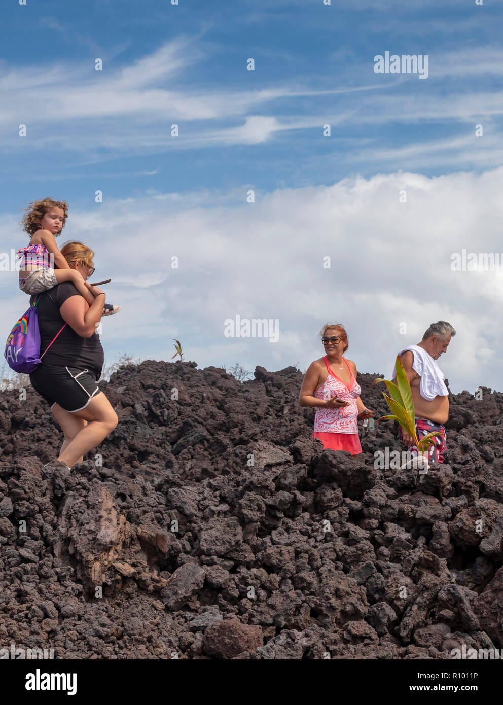 Pahoa, Hawaii - Persone escursione attraverso la lava raffreddata dal 2018 eruzione del vulcano Kilauea. Questo flusso di lava distrutto più di 700 case nella Puna Foto Stock