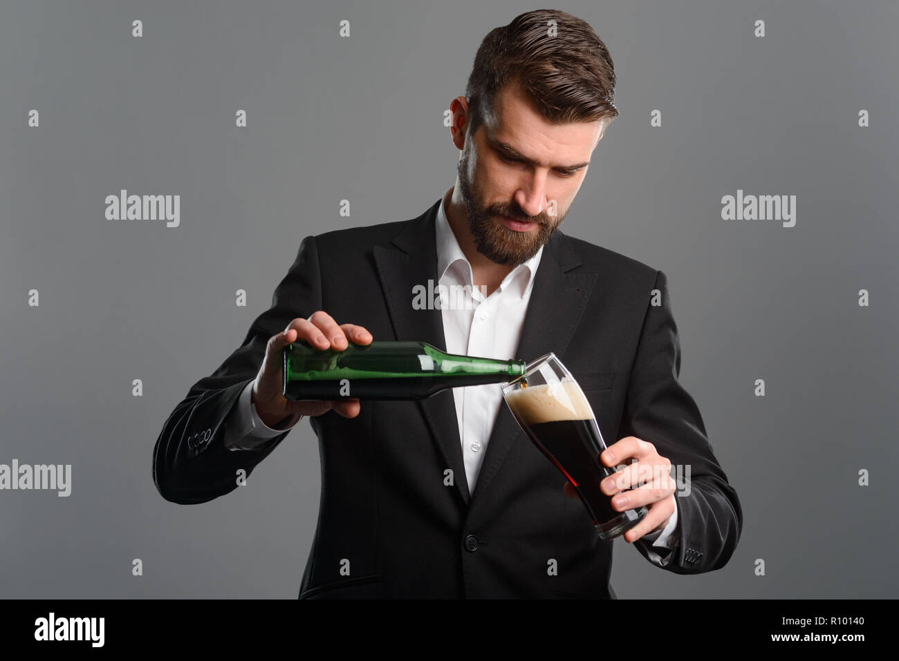 Imprenditore spillatura della birra in vetro Foto Stock