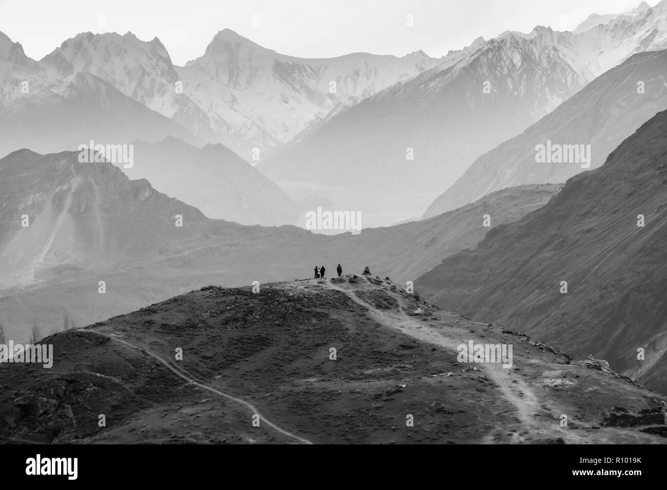 Le persone in piedi su una collina in attesa di Rising Sun a Hunza valley. Il pakistan. Foto Stock