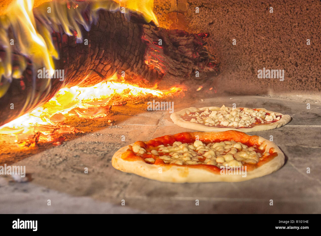 Pizze da forno in pietra immagini e fotografie stock ad alta risoluzione -  Alamy