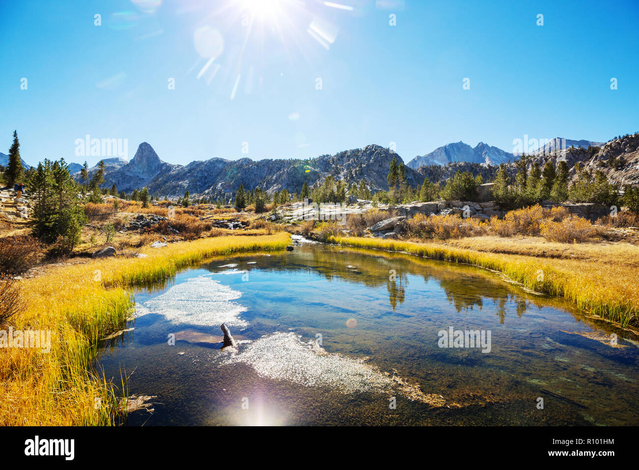 Natura bellissima scena in autunno le montagne. Sierra Nevada lago di riflessione. Foto Stock