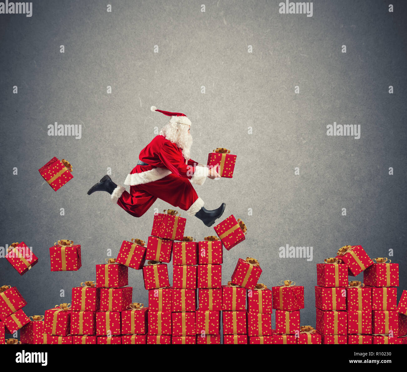 Babbo Natale va veloce oltre il regalo di Natale Foto Stock