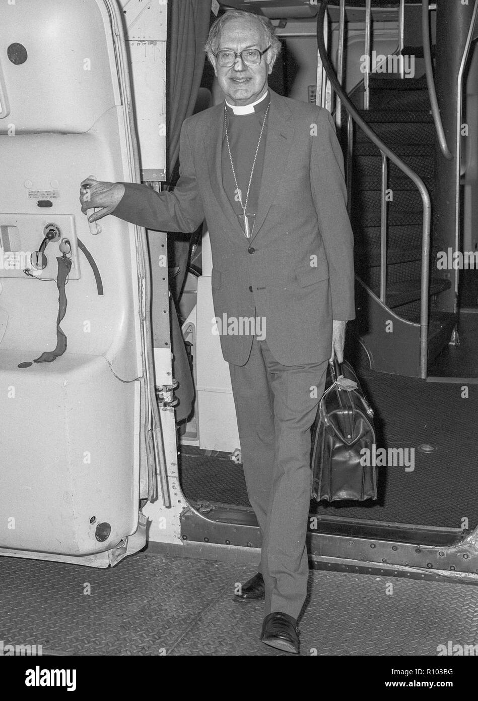 L Arcivescovo di Canterbury Robert Runcie lasciando l'aeroporto di Heathrow in Dic 1984 Foto Stock