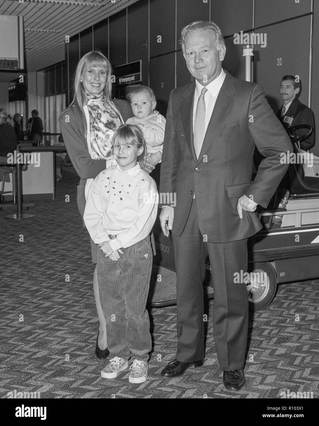 Proprietario delle corse ippiche e allevatore Robert Sangster con mia moglie Susan Lilley e due bambini lasciando Heathrow nel febbraio 1988 Foto Stock
