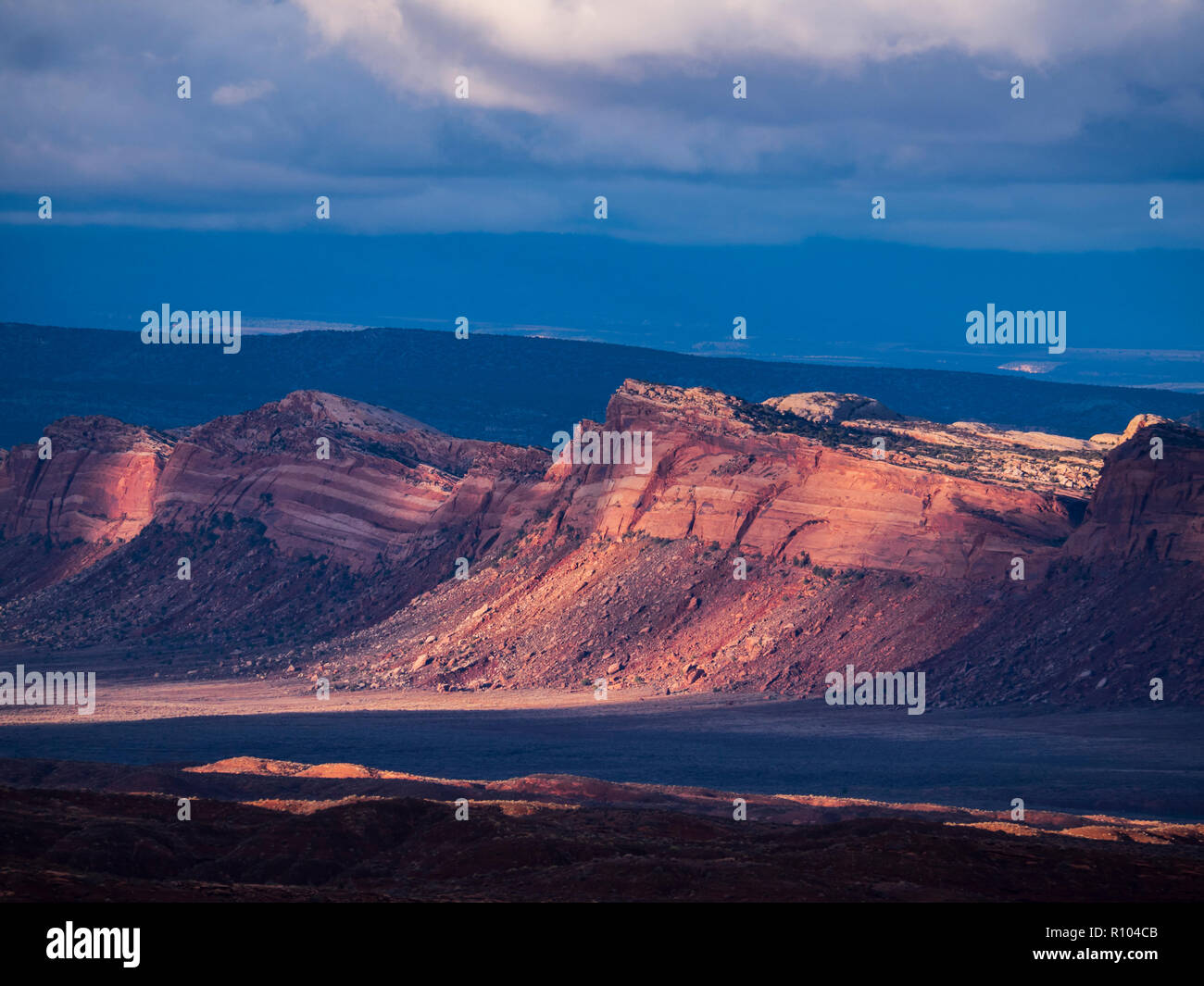 Sun si rompe in su un pomeriggio burrascoso, Comb Ridge a ovest di Bluff, Utah. Foto Stock