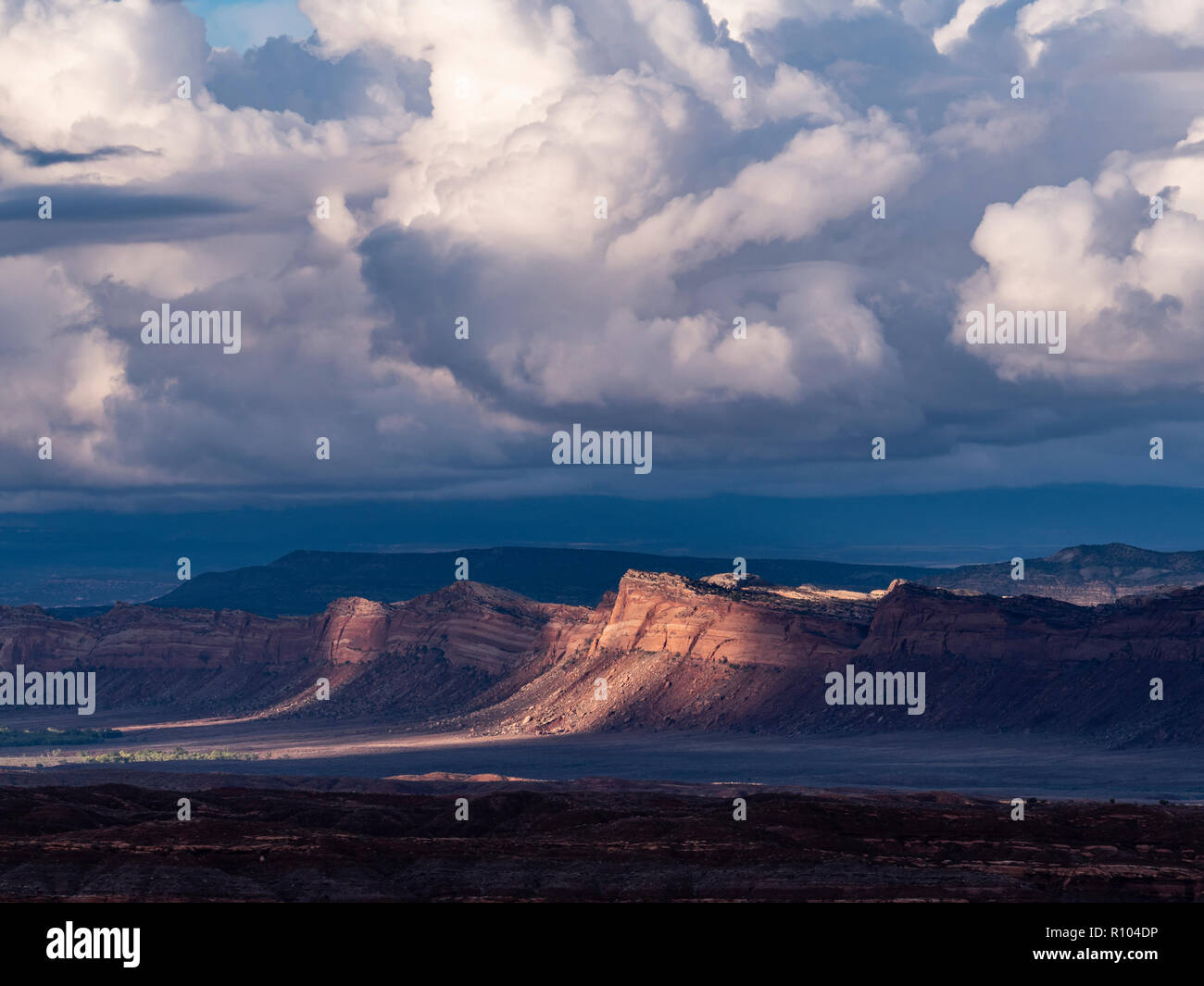 Sun si rompe in su un pomeriggio burrascoso, Comb Ridge a ovest di Bluff, Utah. Foto Stock