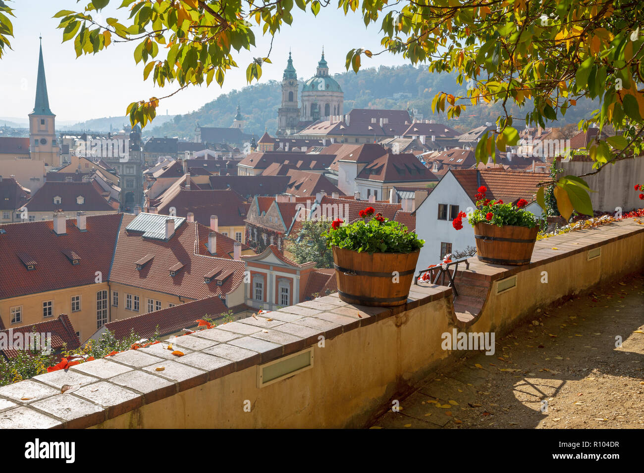 Praga - La outlook dal giardini sotto il castello di Mala Strana, San Nicola e San Tommaso chiesa. Foto Stock