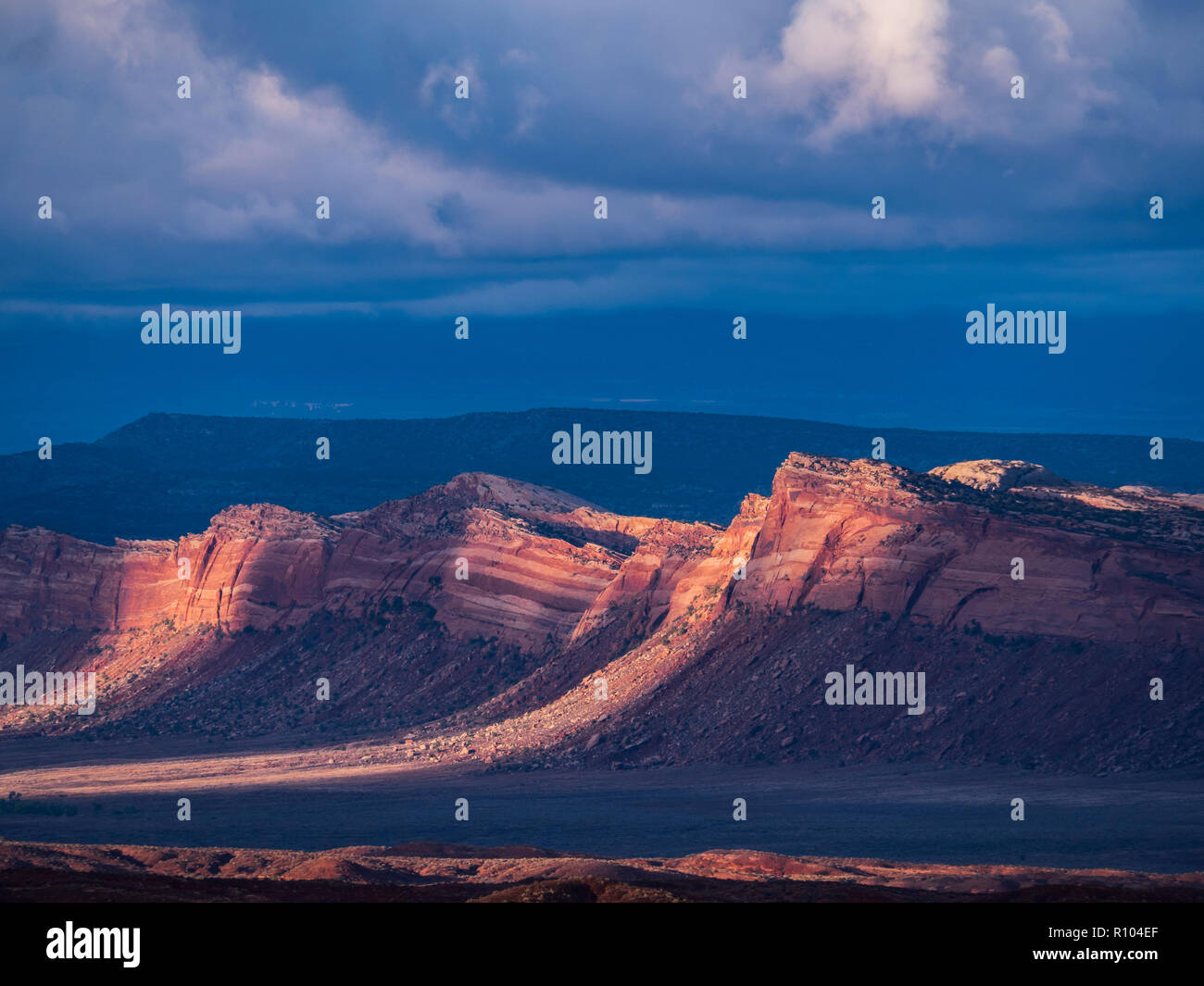 Sun si rompe in su un pomeriggio burrascoso, Comb Ridge a ovest di Bluff, Utah. Foto Stock