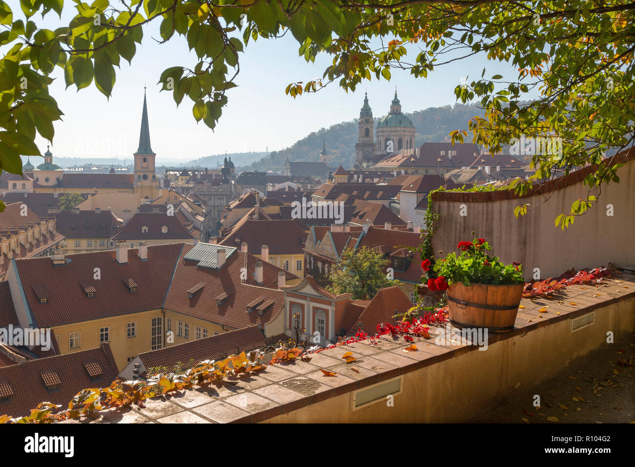 Praga - La outlook dal giardini sotto il castello di Mala Strana, San Nicola e San Tommaso chiesa. Foto Stock