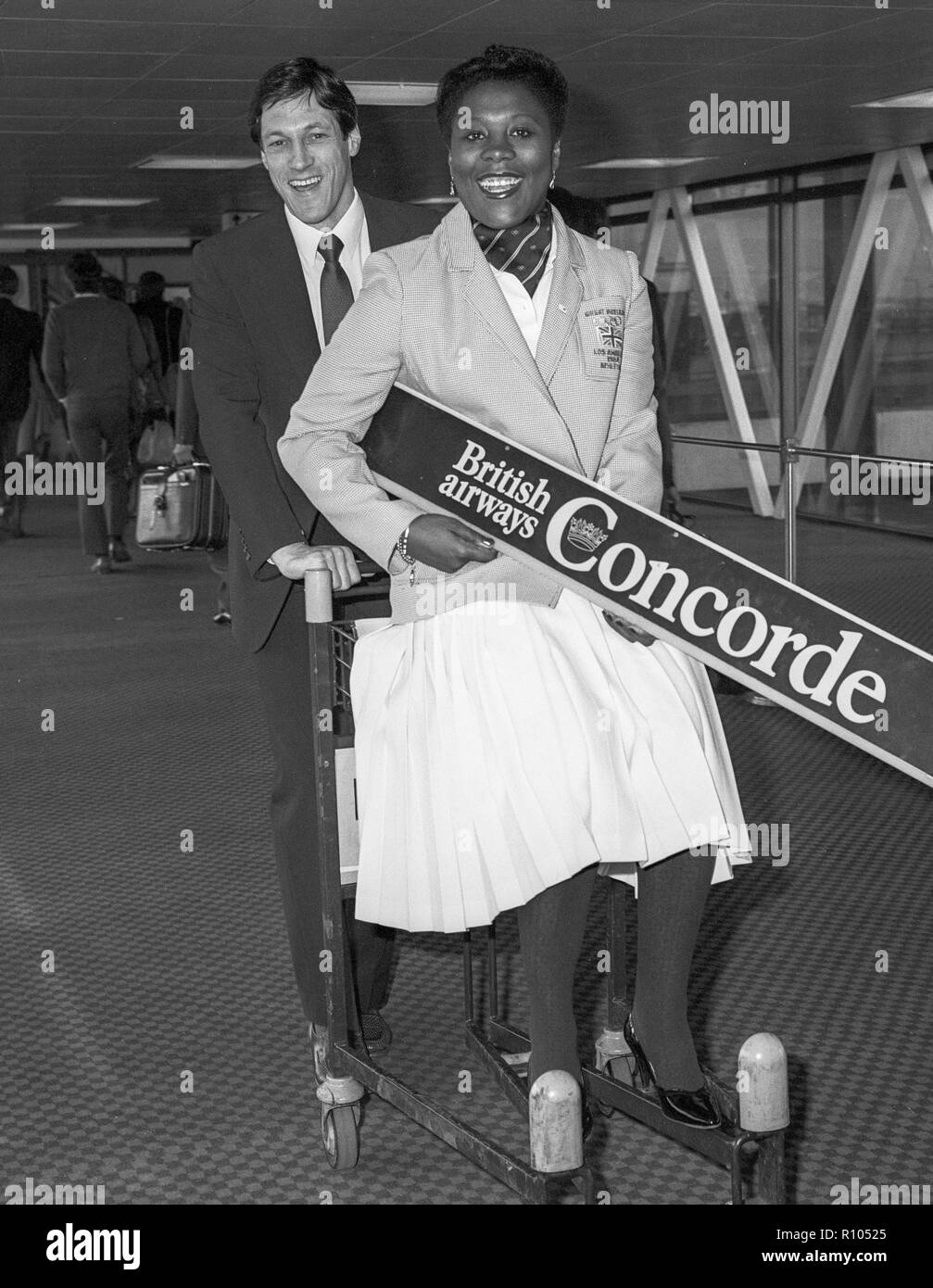 British atleti olimpici Allan Wells e Tessa Sanderson lasciando Heathrow Marzo 1985 Foto Stock