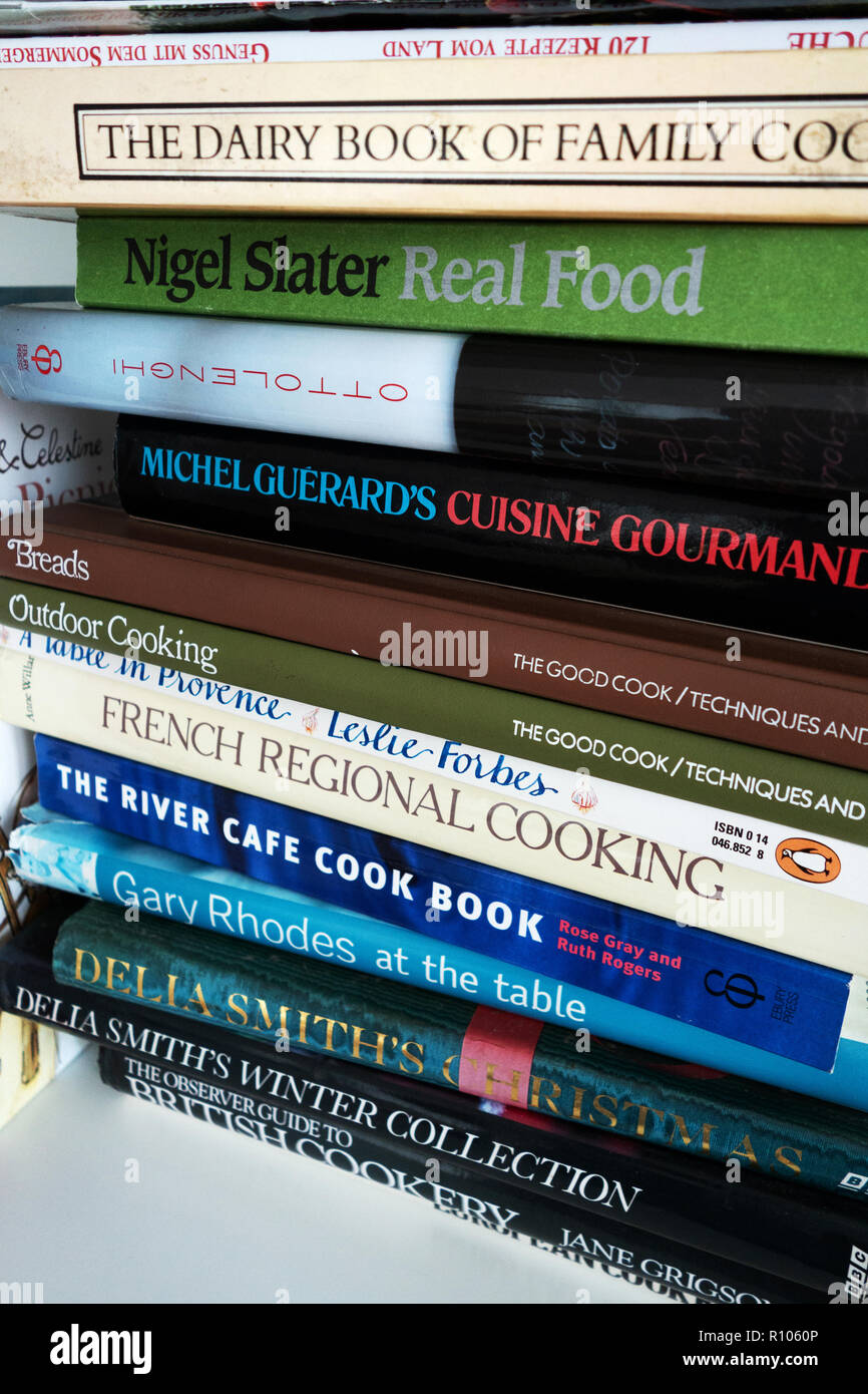 Selezione dei cuochi famosi libri di cucina su un ripiano che mostra closeup di titoli di libri Foto Stock