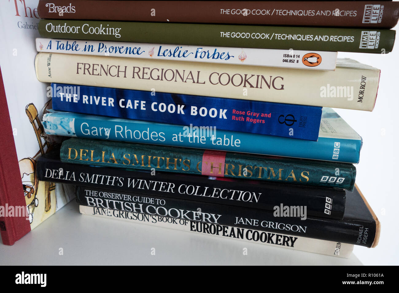 Selezione di libri di cucina su un ripiano che mostra closeup di titoli di libri Foto Stock