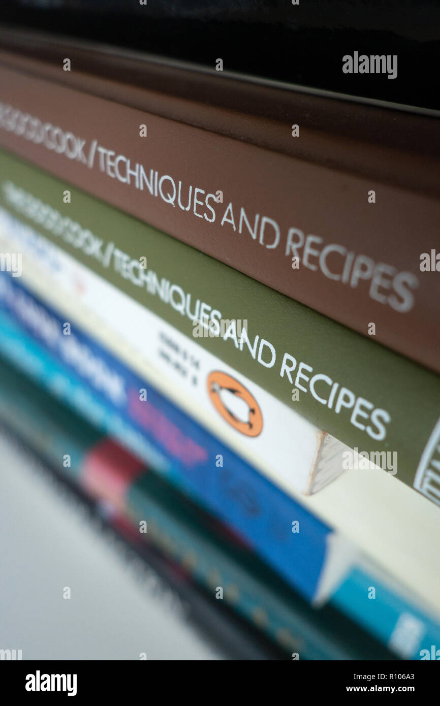 Selezione dei cuochi famosi libri di cucina su un ripiano che mostra closeup di titoli di libri Foto Stock