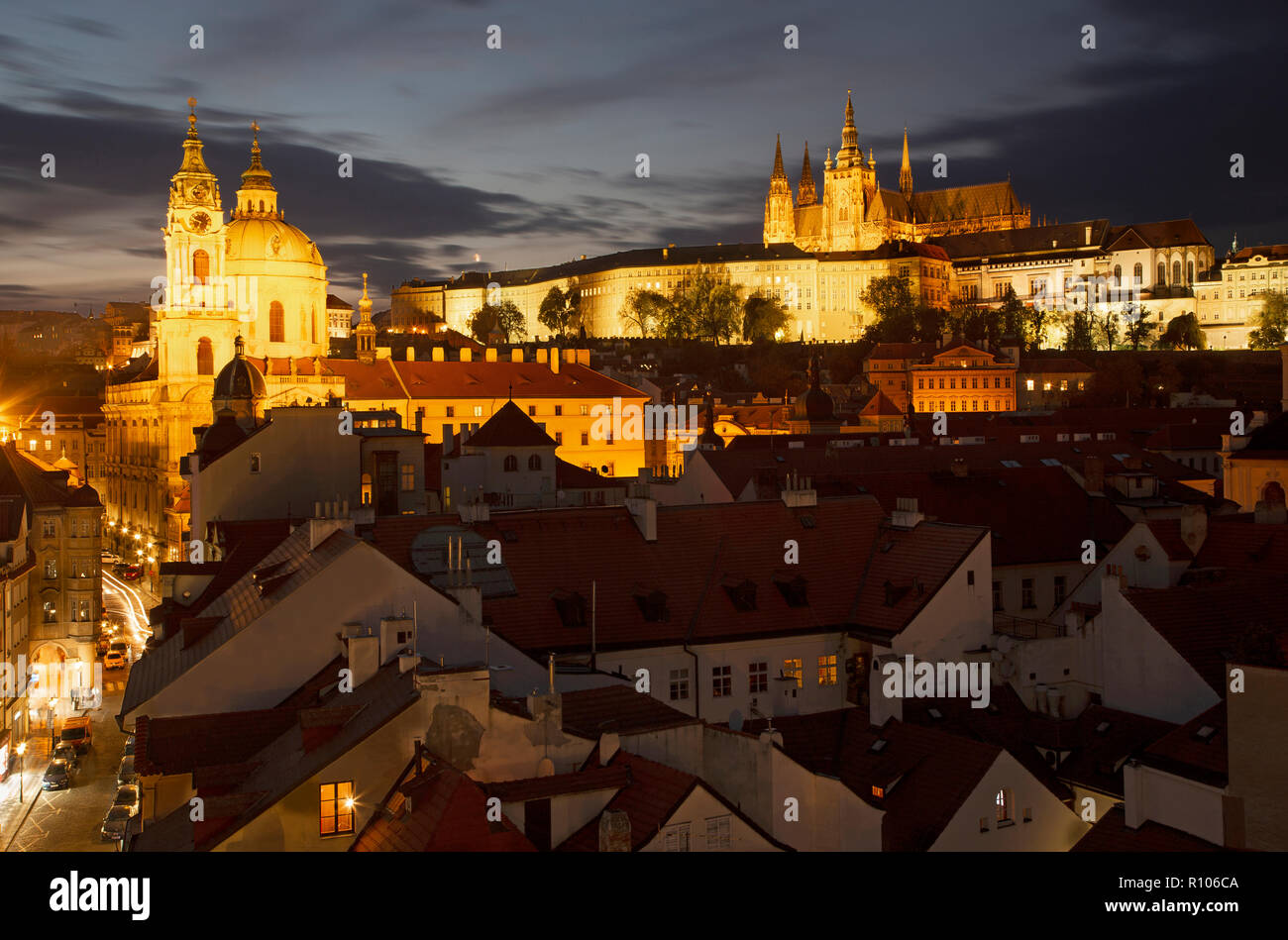 Praga - La chiesa di San Nicola, Mala Strana, il castello e la Cattedrale al tramonto. Foto Stock