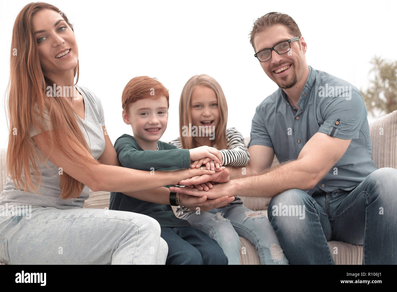 A maglia stretta famiglia mostrando la loro unità Foto Stock