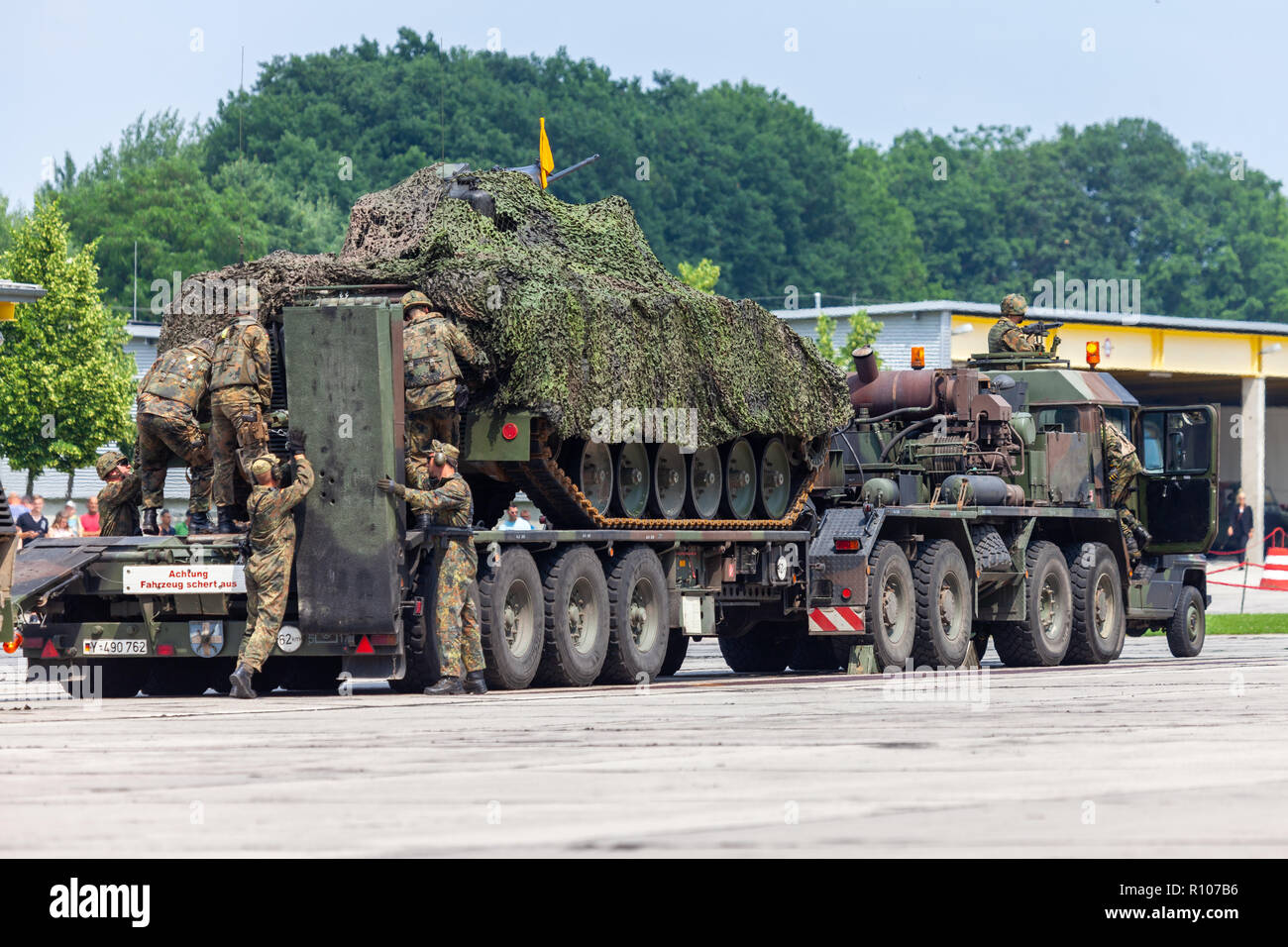 BURG / GERMANIA - Giugno 25, 2016: Tedesco fanteria corazzata veicolo, Marder dalla Bundeswehr sorge su un autocarro pesante elefante a open day in barrack Burg / S Foto Stock