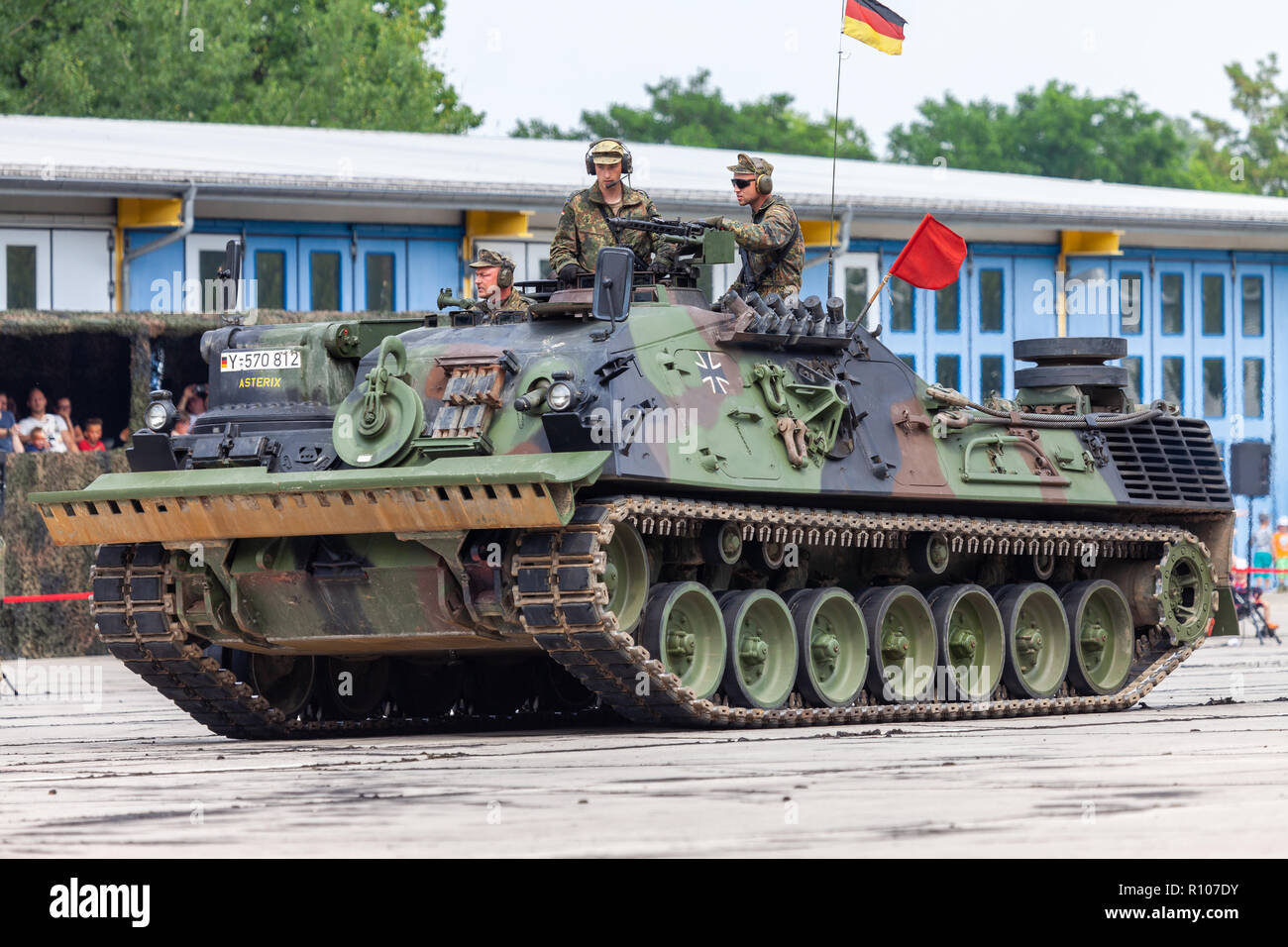 BURG / GERMANIA - Giugno 25, 2016: corazzate tedesche veicolo di recupero, Bergepanzer 2 dalla Bundeswehr unità su open day in barrack Burg/Sassonia-Anhalt Foto Stock