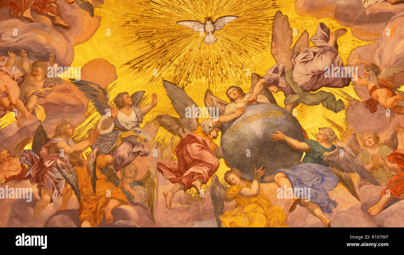 Praga, Repubblica Ceca - 18 ottobre 2018: l'affresco barocco di angeli con lo Spirito Santo nella Chiesa kostel Svaté Voršily Foto Stock