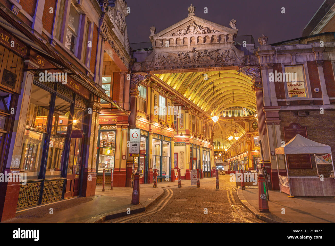 Londra, Gran Bretagna - 18 settembre 2017: La galleria del mercato Leadenhall di notte. Foto Stock