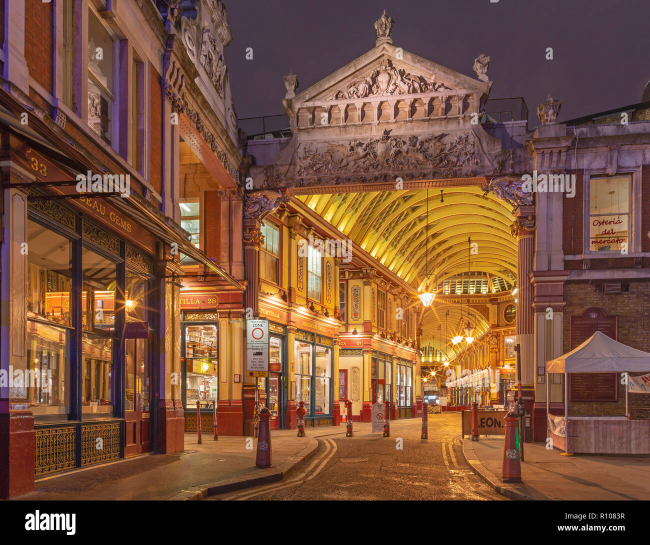 Londra, Gran Bretagna - 18 settembre 2017: La galleria del mercato Leadenhall di notte. Foto Stock