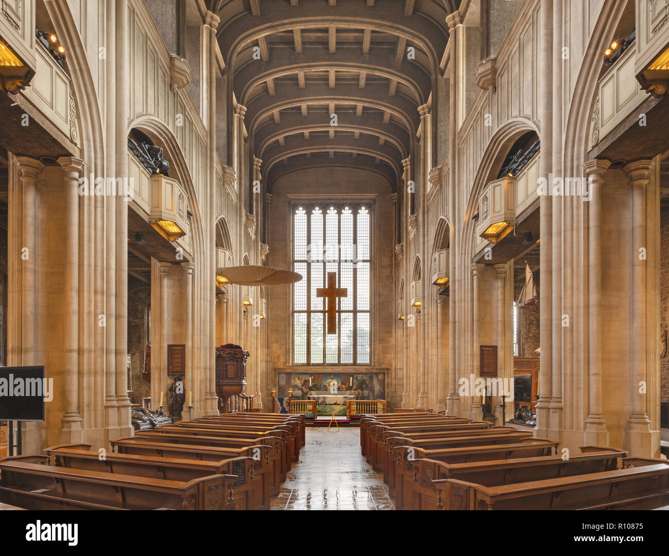 Londra, Gran Bretagna - 17 settembre 2017: la navata della chiesa tutti Hallows. Foto Stock