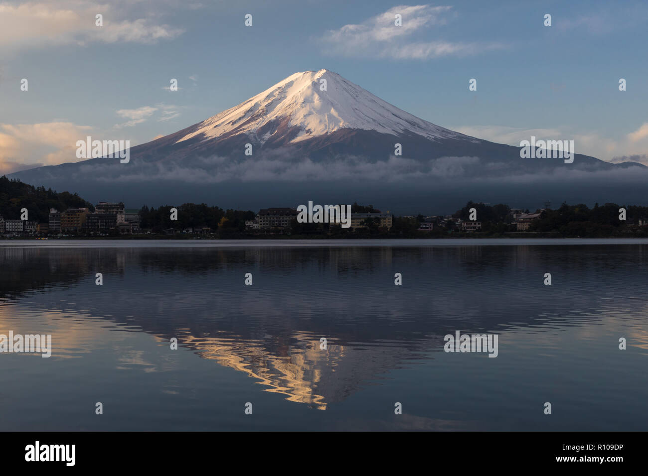 Il monte Fuji nella foto dal lago Kawaguchiko situato in Kawaguchiko, Giappone Foto Stock