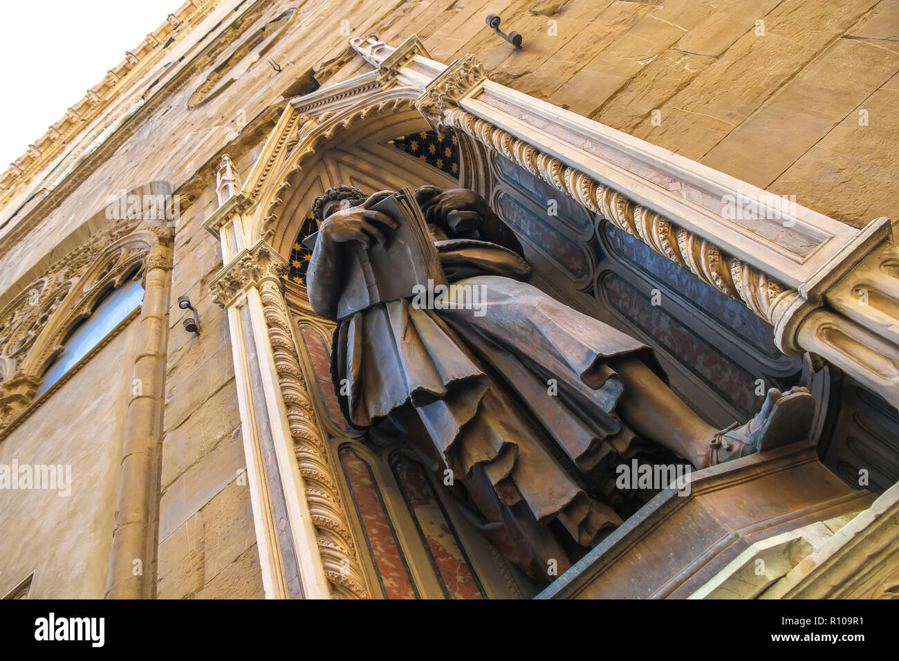 Vista ingrandita delle statue sulla chiesa di Orsanmichele a Firenze in una giornata di sole. Foto Stock