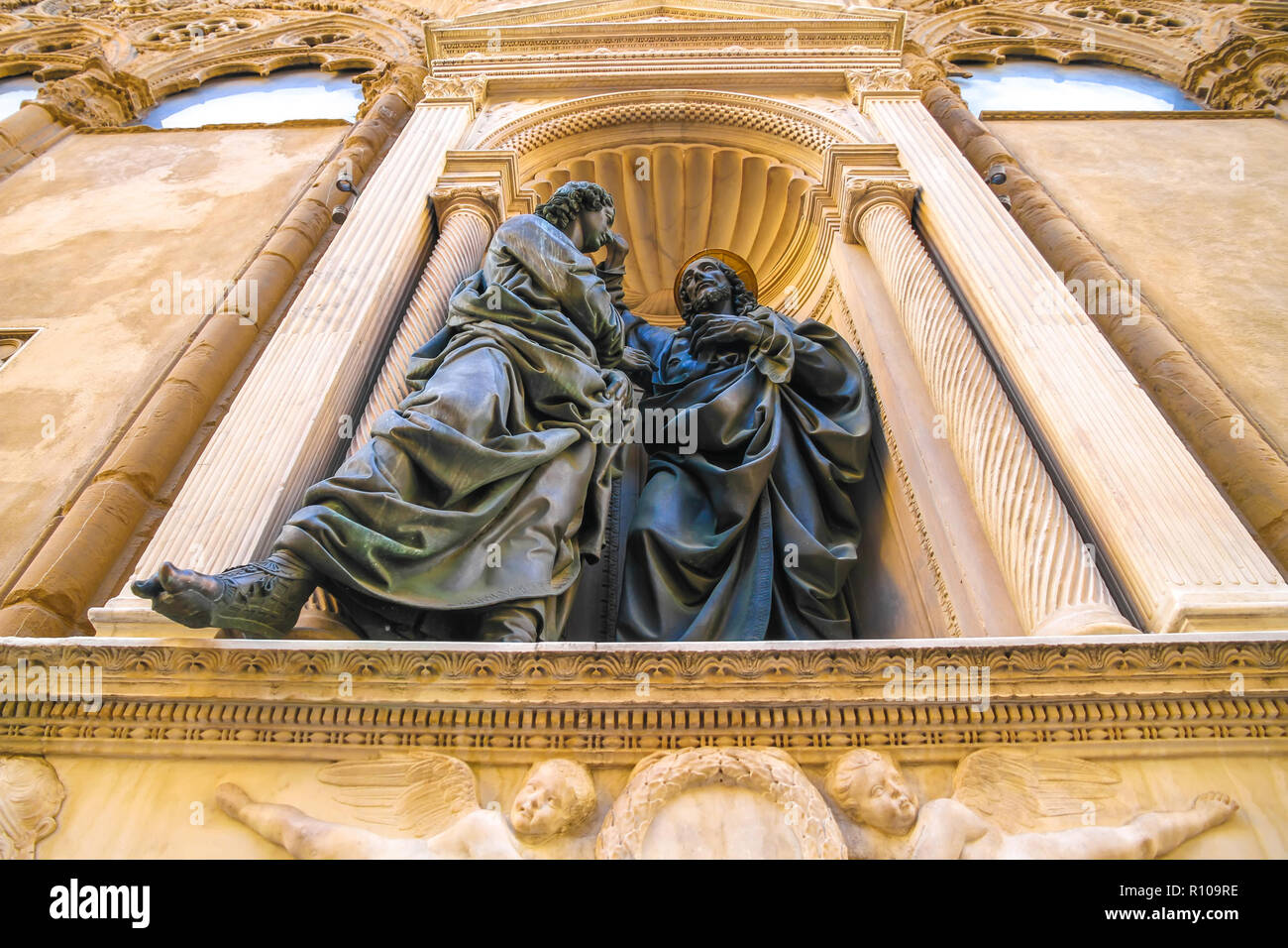 Vista ingrandita delle statue sulla chiesa di Orsanmichele a Firenze in una giornata di sole. Foto Stock