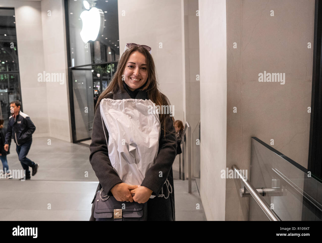 Barcellona, Spagna - 07 Novembre 2018: Donna tenendo un nuovo iPad Pro Foto Stock