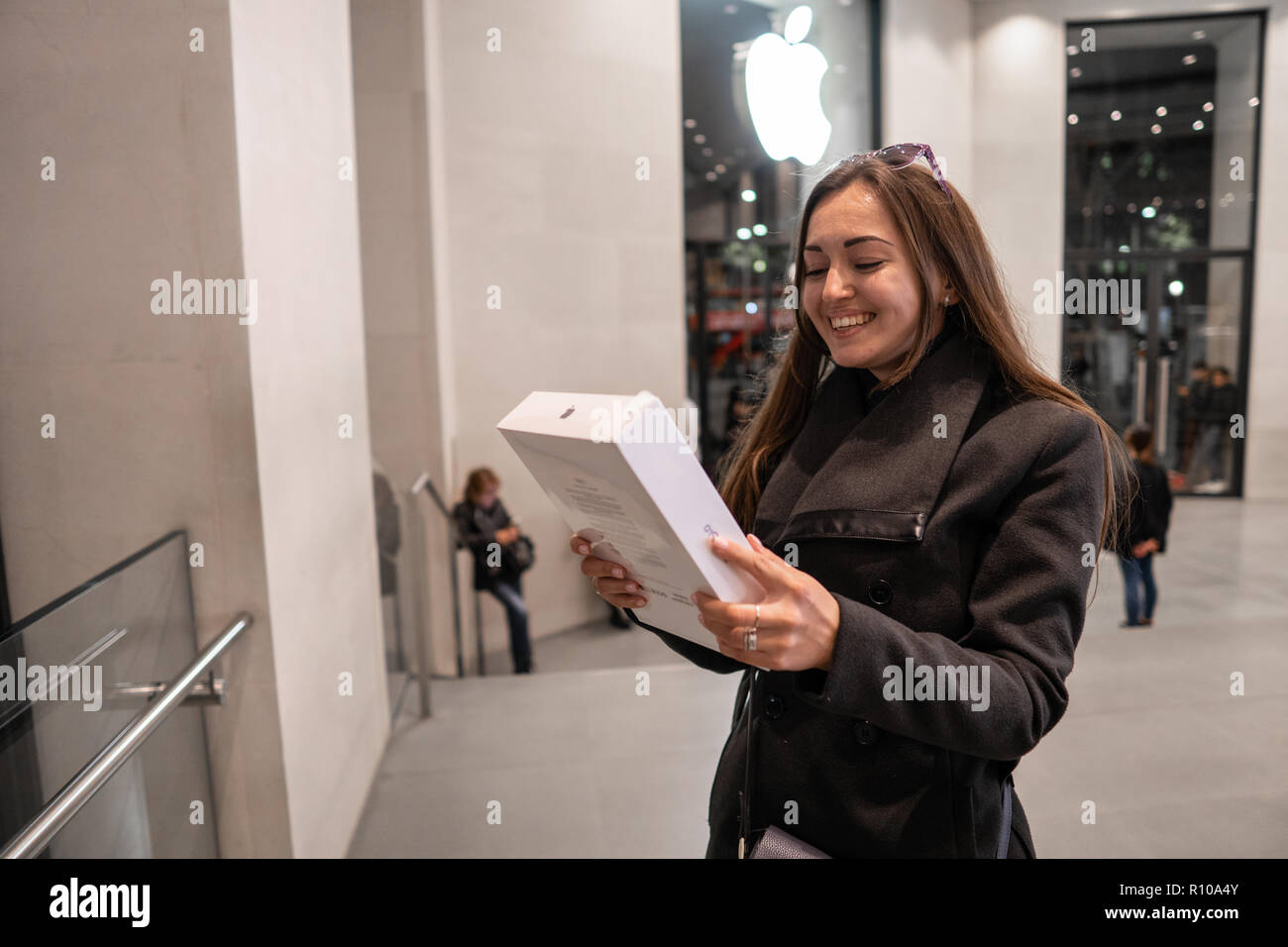 Barcellona, Spagna - 07 Novembre 2018: Donna tenendo un nuovo iPad Pro Foto Stock