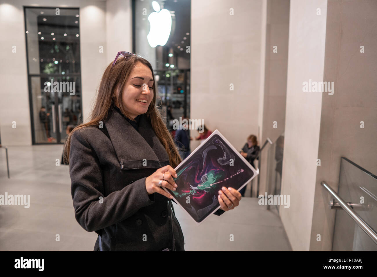Barcellona, Spagna - 07 Novembre 2018: Donna tenendo un nuovo iPad Pro Foto Stock