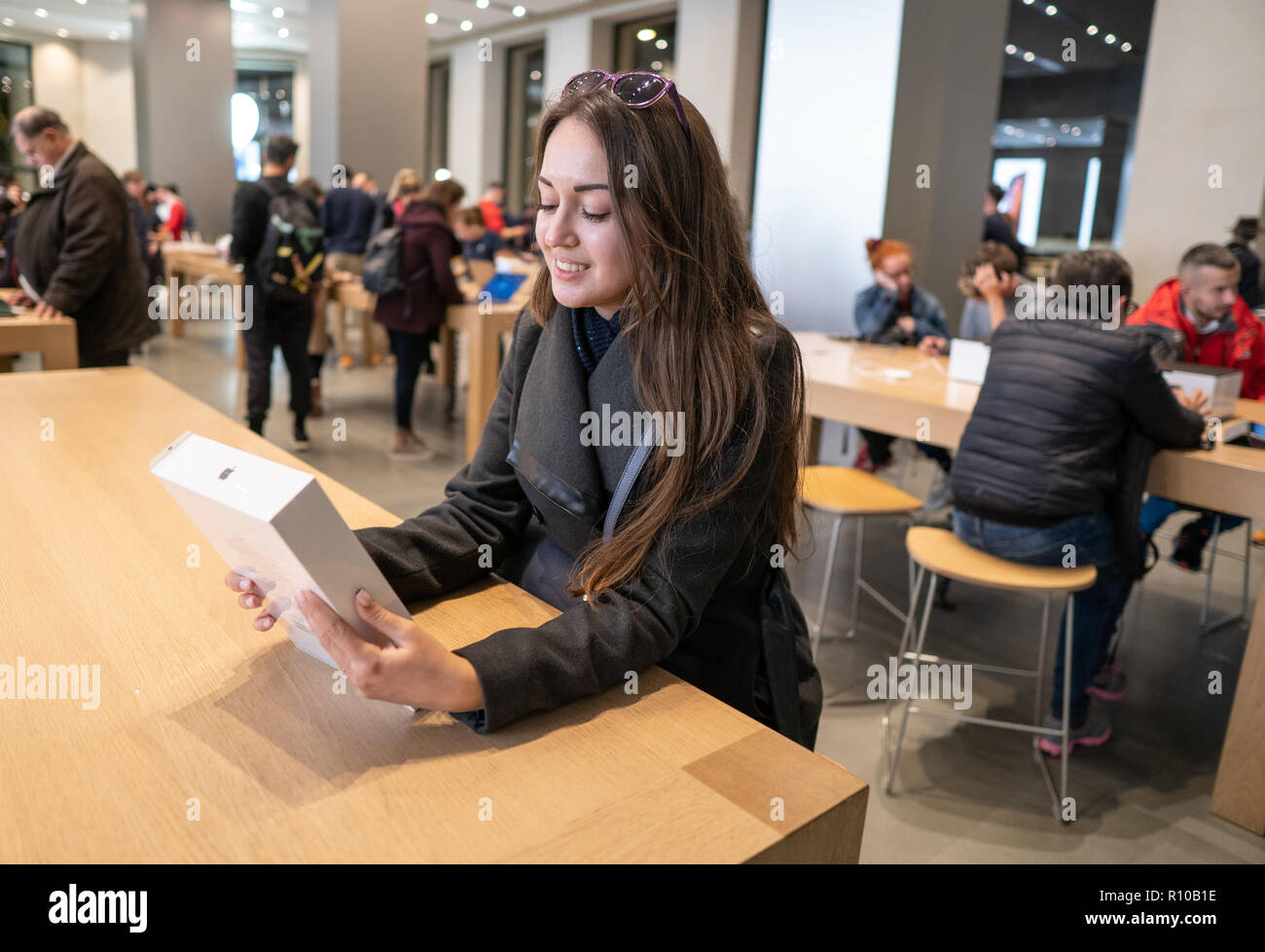 Barcellona, Spagna - 07 Novembre 2018: Donna tenendo un nuovo iPad Pro Foto Stock