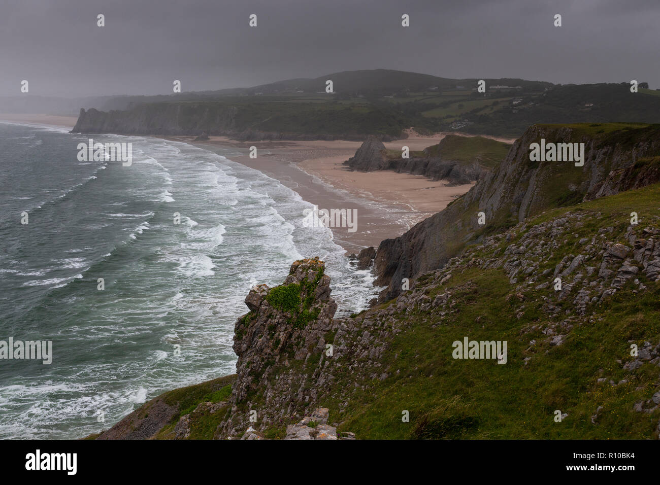Maltempo a Three Cliffs Bay su Il Pembrokeshire Coast, Galles del Sud Foto Stock