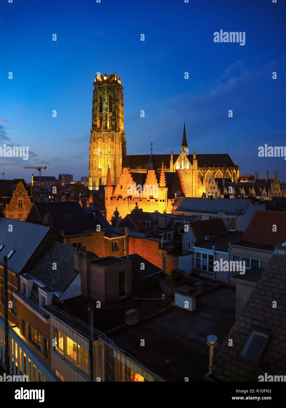 Vista aerea dell'illuminato vecchia città di Mechelen e la Saint Rumbol la cattedrale in prima serata, Belgio Foto Stock