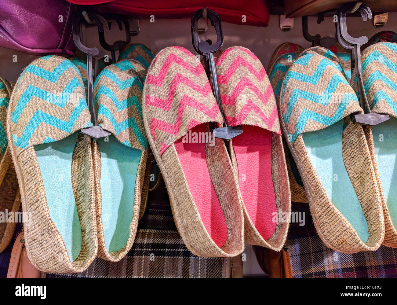 Primo piano di tre coppie vivaci della donna femmina le " espadrilles " di  pantofole in rosa e azzurro colori al negozio di abbigliamento. Istanbul  grand bazaar Foto stock - Alamy