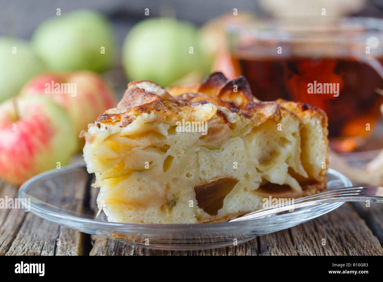 Torta di mele biologiche e caldo di infuso di tè Foto Stock