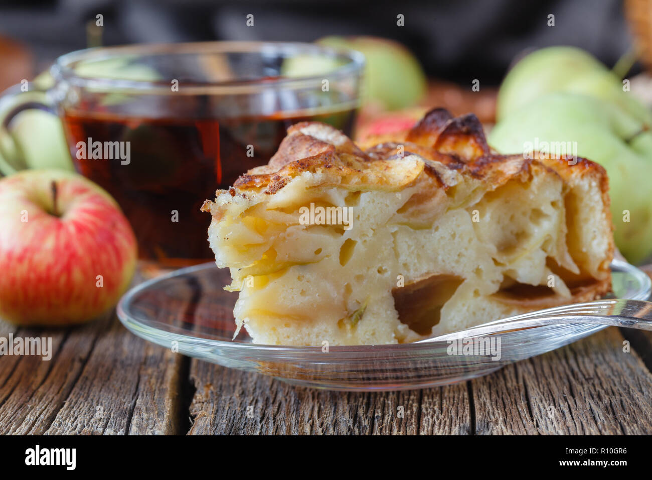 Torta di mele biologiche e caldo di infuso di tè Foto Stock