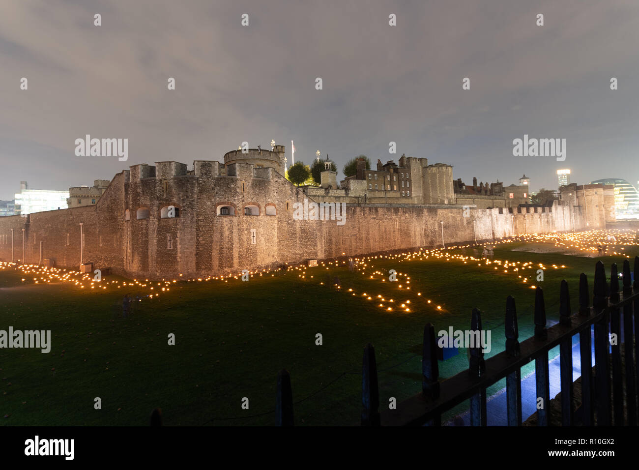 Luci 10000 presso la Torre di Londra. Ricordando le persone che sono morte nella guerra mondiale I. 2018 è il centesimo anno dopo la fine della guerra. Foto Stock