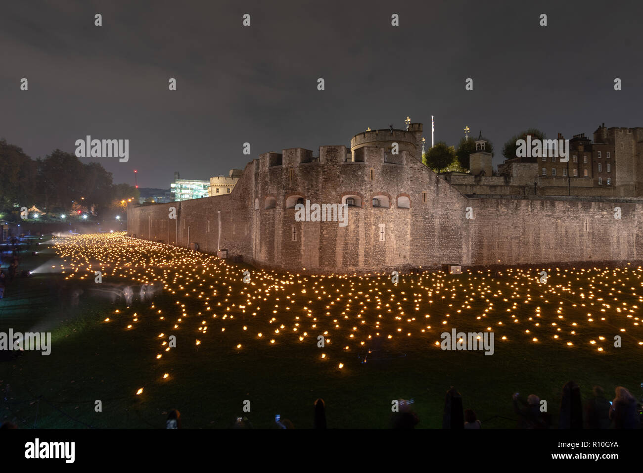 Luci 10000 presso la Torre di Londra. Ricordando le persone che sono morte nella guerra mondiale I. 2018 è il centesimo anno dopo la fine della guerra. Foto Stock