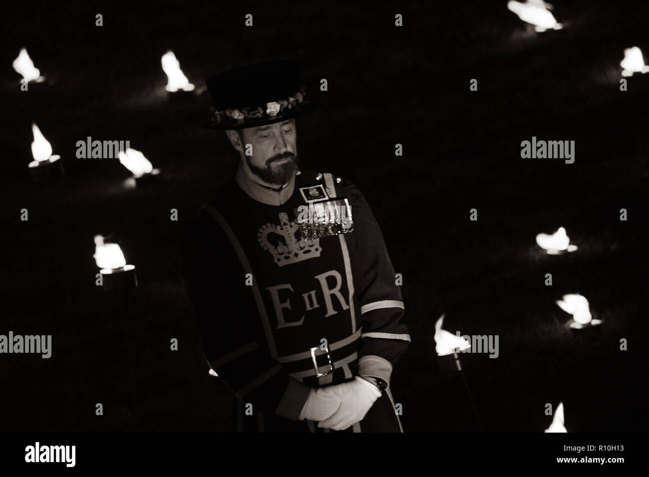 Luci 10000 presso la Torre di Londra. Ricordando le persone che sono morte nella guerra mondiale I. 2018 è il centesimo anno dopo la fine della guerra. Foto Stock